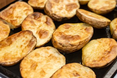 Картошка с салом в духовке по методу кулинарных специалистов получается нежной внутри
