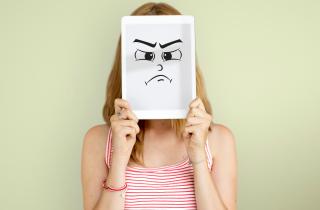 Люди с эмоциональной холодностью скрывают свои чувства для защиты — Роберт Тайбби