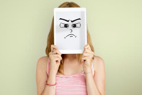 Люди с эмоциональной холодностью скрывают свои чувства для защиты — Роберт Тайбби