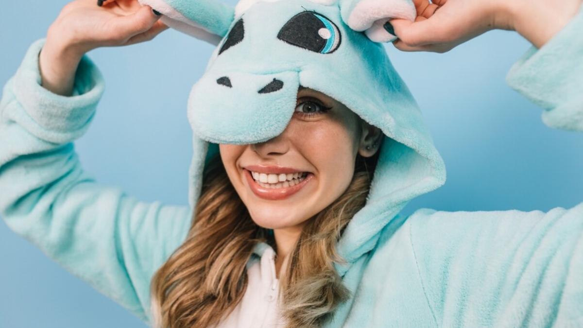 Девушка в костюме животного