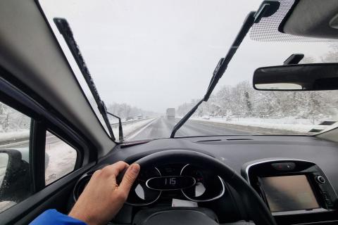 Водителям следует избегать резких маневров на гололеде — эксперт Шкуматов