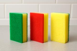 Клинеры заявили: при помощи микроволновки и кипятка можно продлить срок службы губок