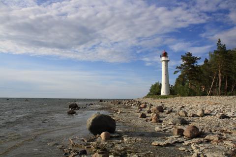 Хийумаа в Эстонии привлекает туристов маяками и дикой береговой линией — тревел гиды