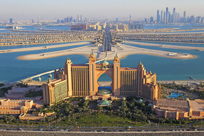 Туристам, которые не вылетели из-за ливней отели в Дубае продлят проживание