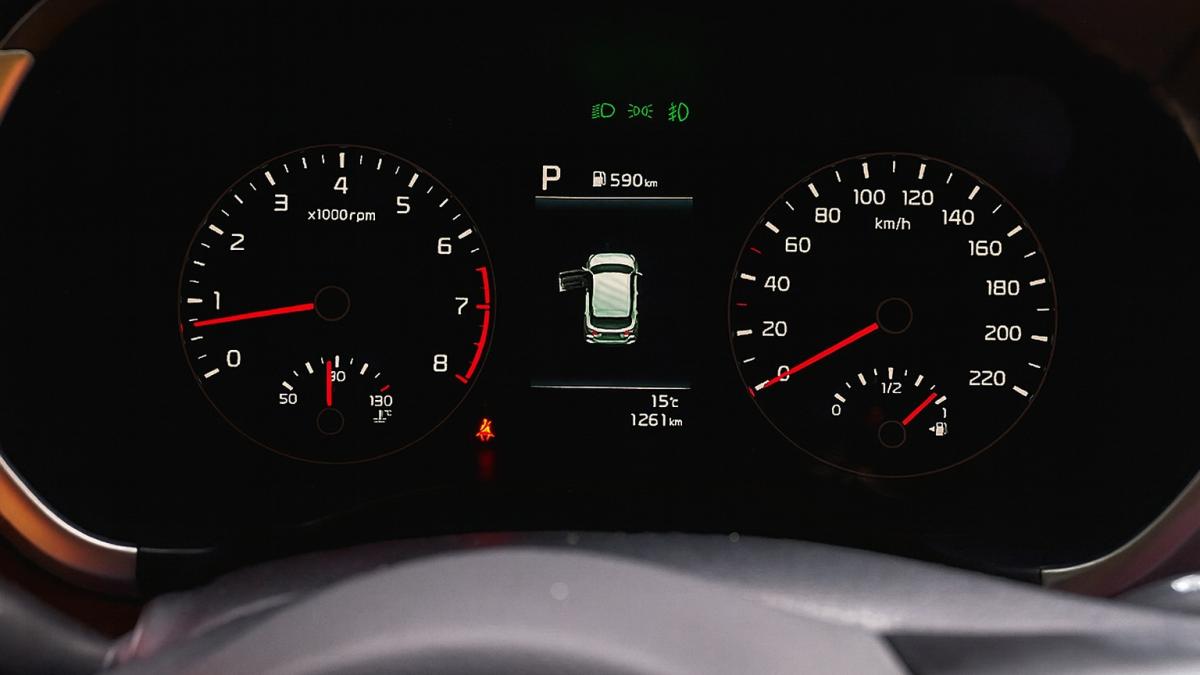 Приборная панель автомобиля крупным планом