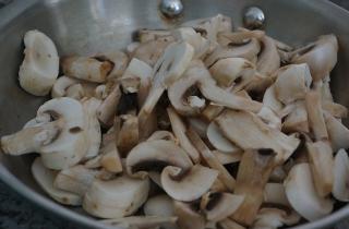 Эксперты объяснили, как правильно очищать лесные грибы для сохранения их вкуса