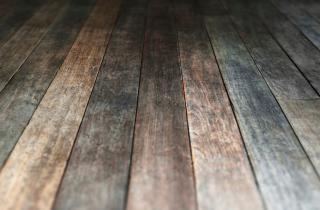 Строительный клей снизу фиксирует лаги и снижает скрип пола — House Digest