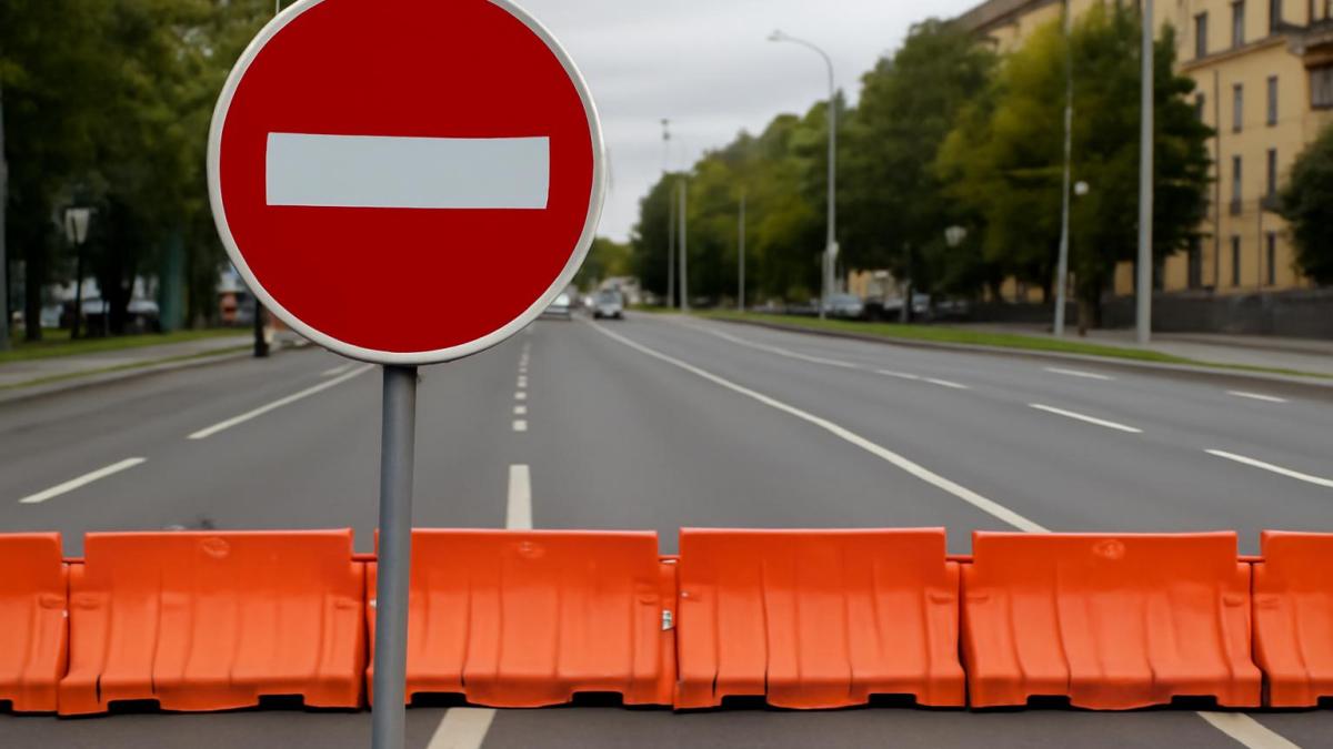 Перекрытие дороги в центре города Перекрытие дороги в центре города