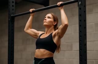 Подтягивания на турнике укрепляют спину и пресс — мнение фитнес-тренеров