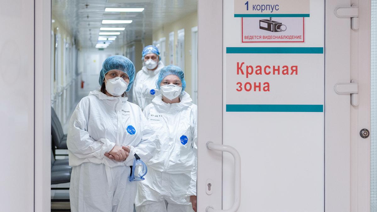Вход в красную зону в городской клинической больнице № 15 имени О.М. Филатова в Москве во время пандемии COVID-19