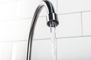 Названы эффективные способы очистить сеточку крана от налета - уксус, лимон и кислота