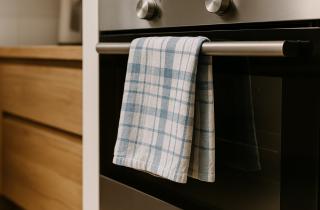 Специалисты по пожарной безопасности заявили о рисках хранения полотенца на дверце духовки