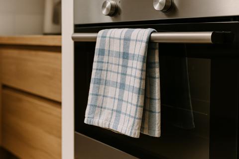 Специалисты по пожарной безопасности заявили о рисках хранения полотенца на дверце духовки