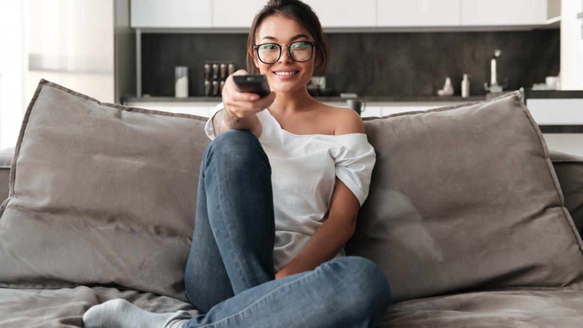 Девушка у телевизора