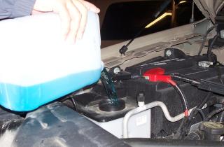 Расход незамерзайки в межсезонье растёт из-за колебаний температуры — эксперты автоиндустрии