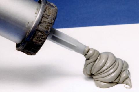 Строителем описан эффективный способ самостоятельного обновления силиконового герметика