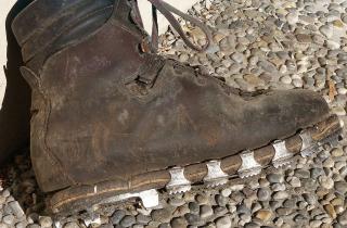 В поездке обувь можно сушить бутылкой с горячей водой внутри — соцсети