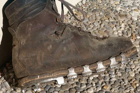 В поездке обувь можно сушить бутылкой с горячей водой внутри — соцсети