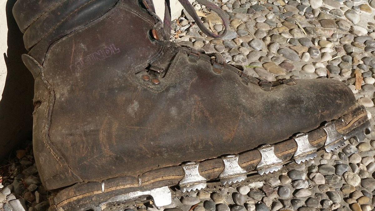 Альпинистские ботинки с шипами Tricouni