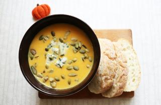 Аманда Сейфрид готовит сырный капустный суп с пармезаном — EatingWell