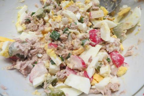 Рецепт салата с копчёным сыром и яйцом: простой способ приготовления