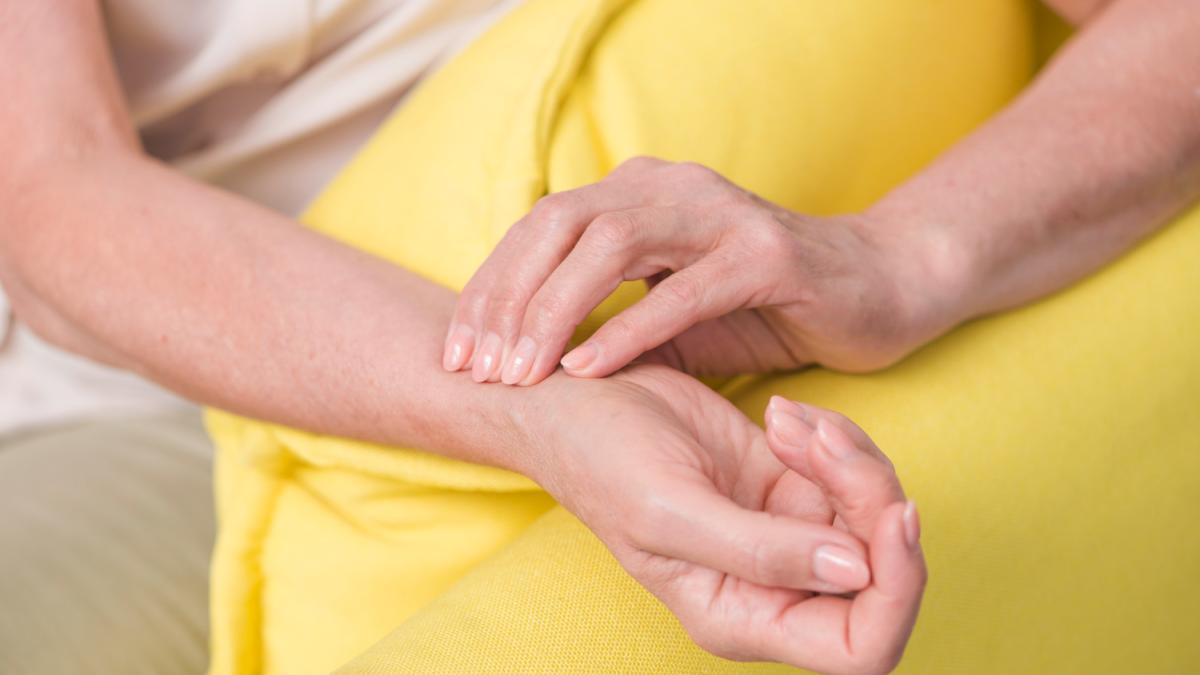 Женщина проверяет пульс на запястье