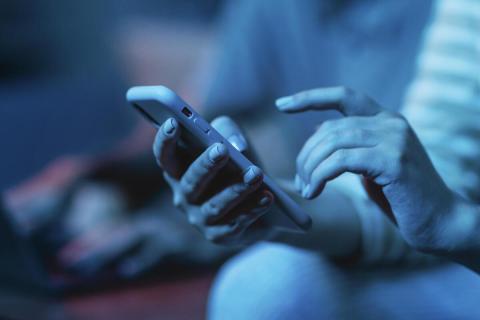 Травматолог Терновой предупреждает: использование смартфона в неправильной позе повышает риск инсульта