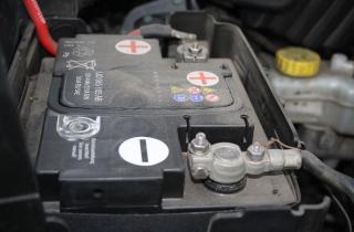 Неправильный ток заряда вызывает газовыделение в аккумуляторе — автоэксперт