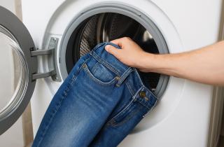 Специалисты объяснили, как быстро убрать жвачку с ткани - лед, уксус и нагрев утюгом