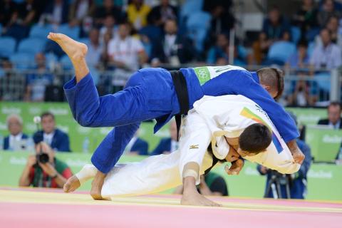 IJF вернула российским спортсменам право выступать под флагом