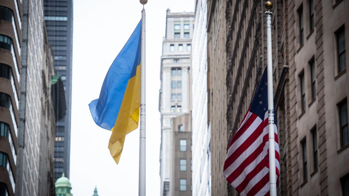 Флаг Украины и США Флаг Украины и США