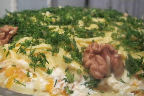 Классическая Мимоза готовится с рыбными консервами и картофелем