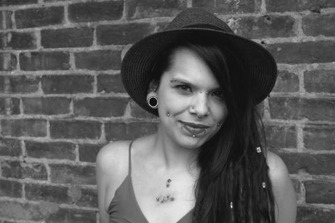 Ношение дешёвых серёжек может вызвать воспаление — дерматолог Ольга Малахова