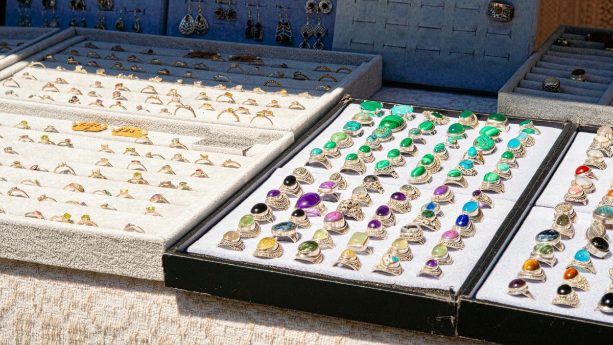 Кольца на витрине