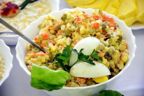 Тараско назвала голодание перед застольем причиной сильного переедания