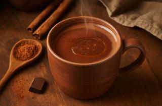 Трехслойный горячий шоколад можно приготовить для новогодних вечеров — кулинары