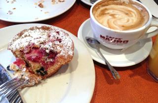 Малиновые чизкейк маффины подходят для завтрака без тяжёлой глазури — Tasting Table