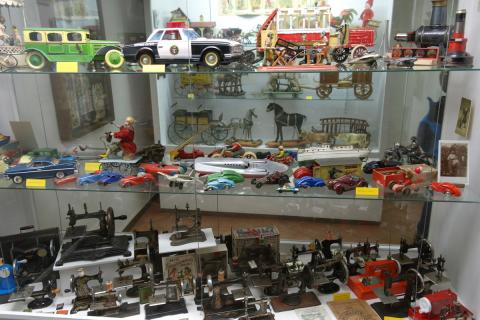В Канаде создали уличную библиотеку с машинками Hot Wheels вместо книг