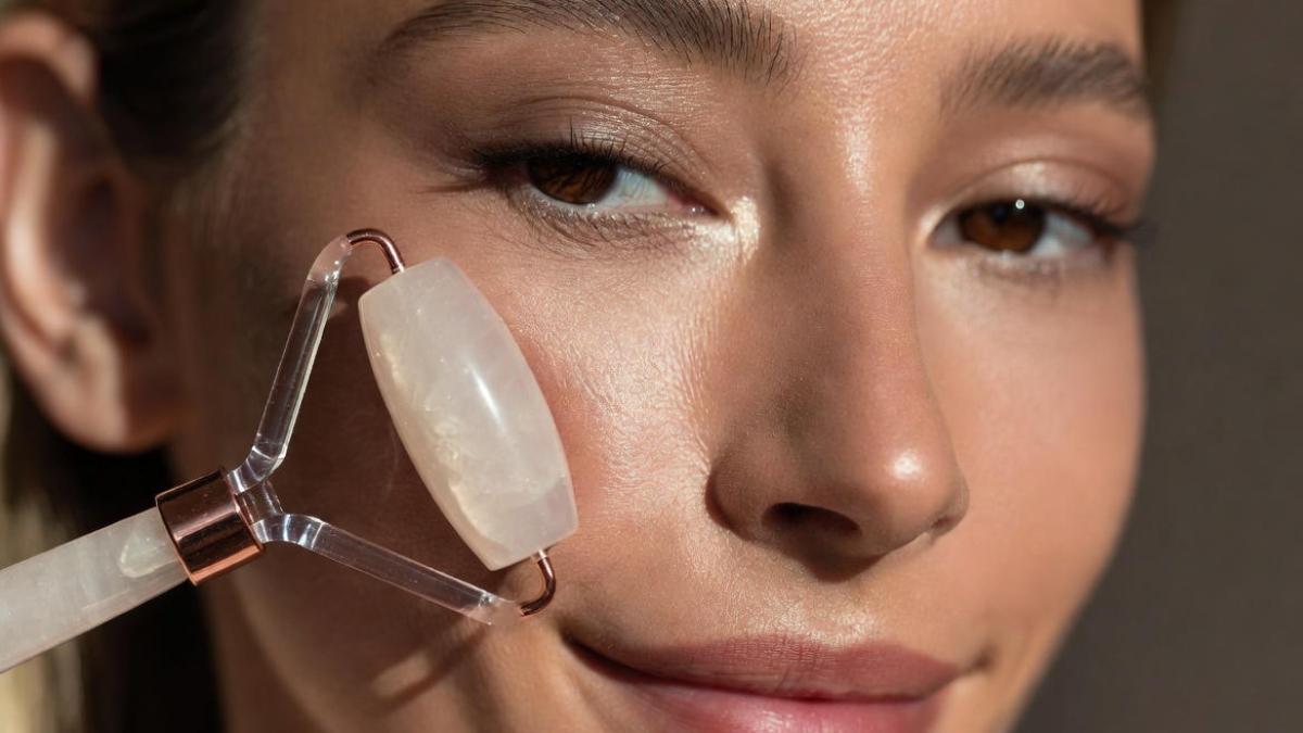 Роллер из кварца на лице