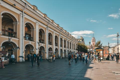 В Санкт-Петербурге подростки устроили драку и перестрелку из ракетниц у ТРК