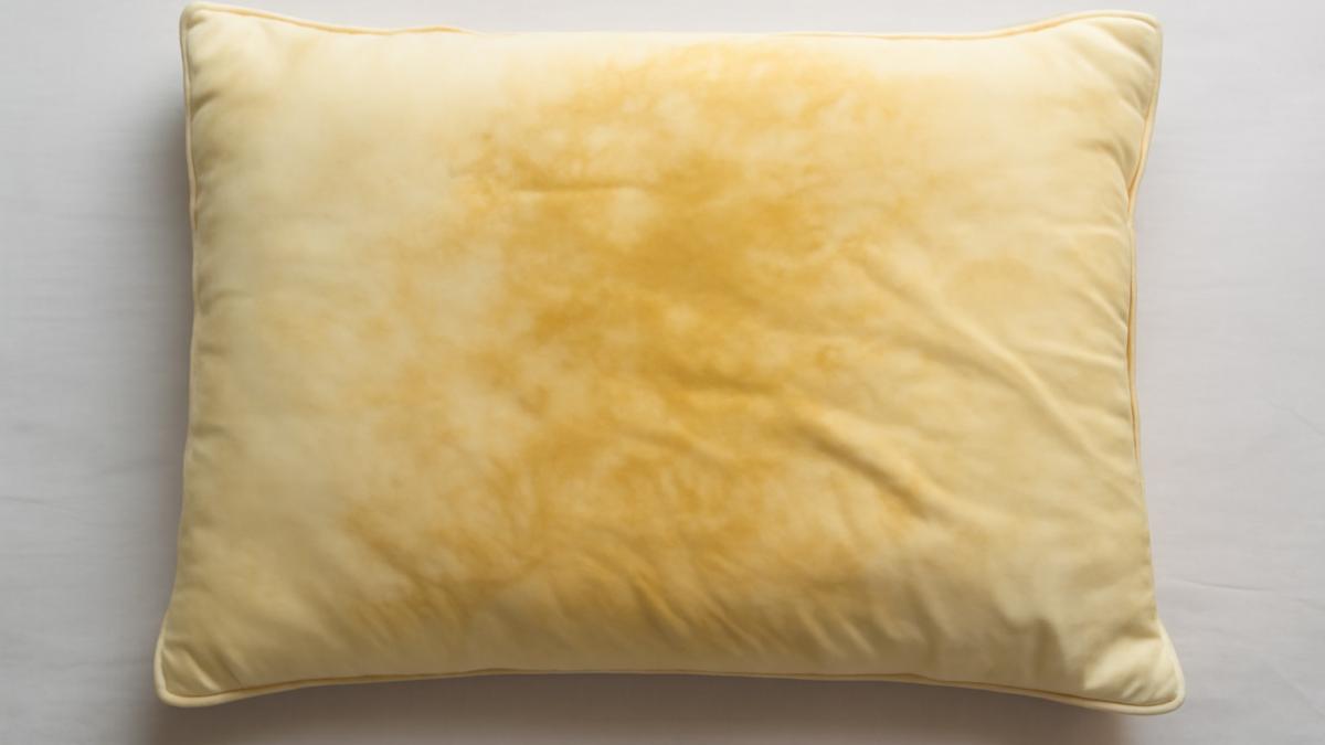 Старая подушка с желтым пятном