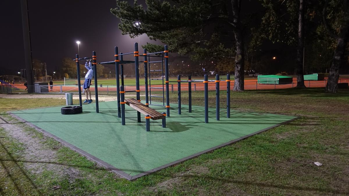 Мужчина занимается портом на улице