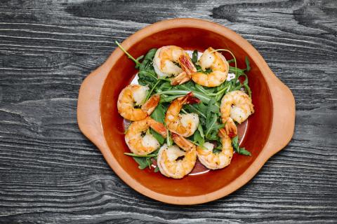 Как приготовить салат с креветками и сыром: простой рецепт на каждый день