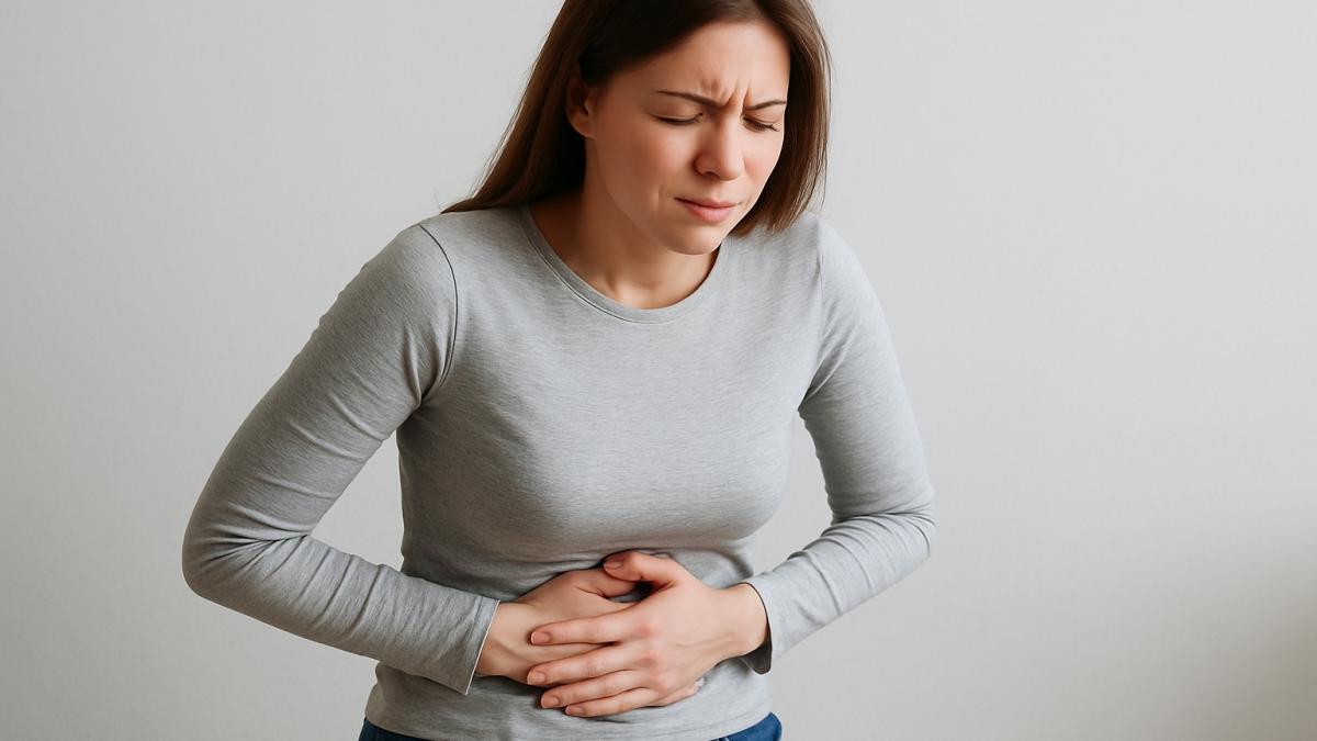 Женщина держится за живот