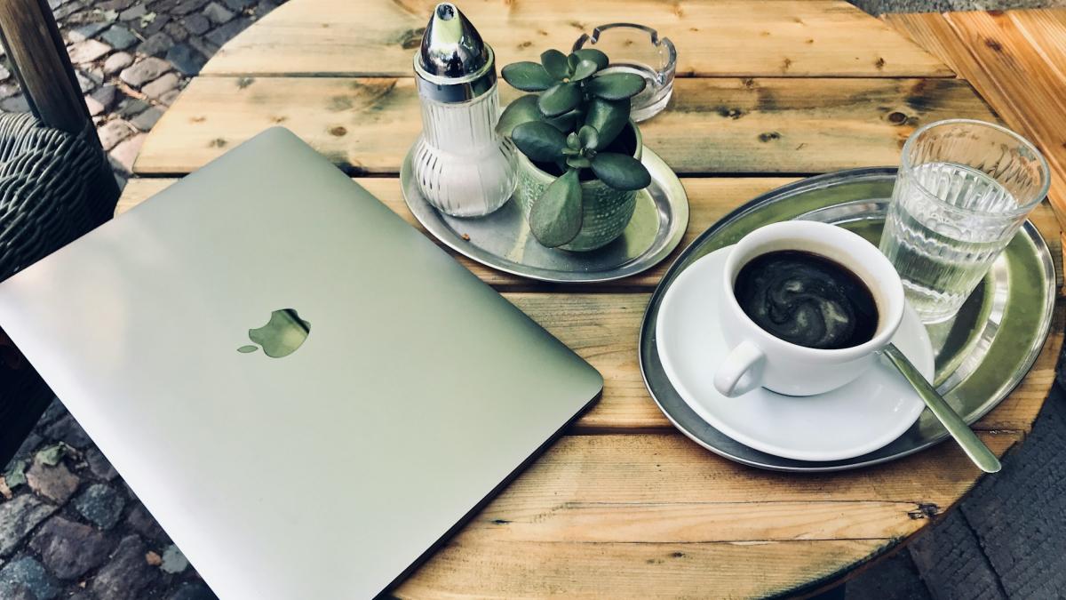 Планшет и кофе