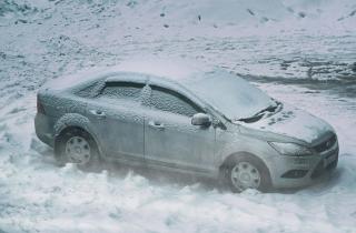 Ледяная колея может затянуть автомобиль на парковке — автоэксперт