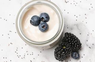 Греческий йогурт помогает дольше сохранять сытость и поддерживает рост мышц