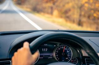 Стрелка выше лимита — а штрафа нет: инженерная хитрость, которая спасает кошелёк водителя