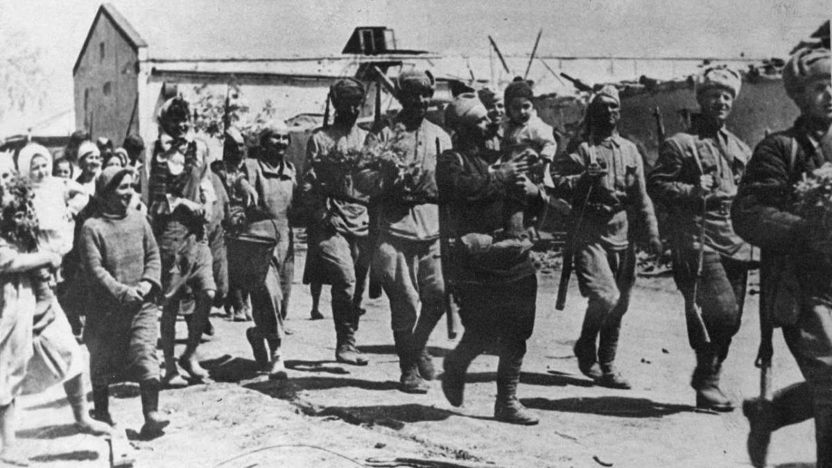 Советские воины-освободители проходят по улицам станицы Крымская Советские воины-освободители проходят по улицам станицы Крымская