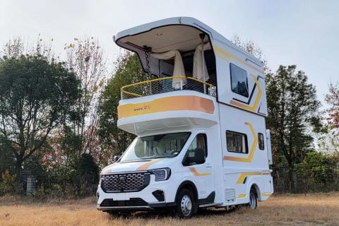 Hubei Qixing Group представила автодом с лоджией и террасой на базе Ford Transit